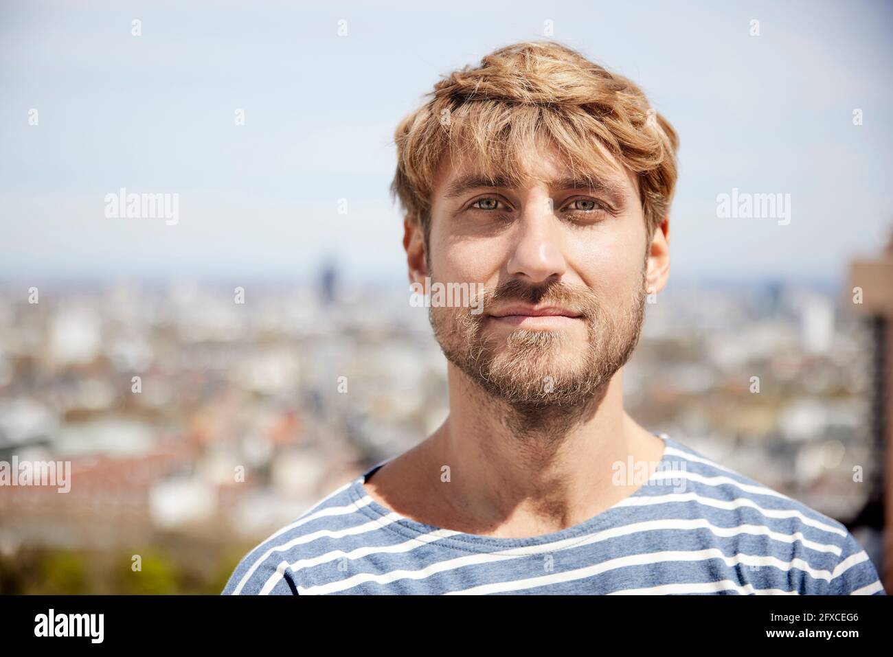 Blonder Mann mit Bart an sonnigen Tagen Stockfoto