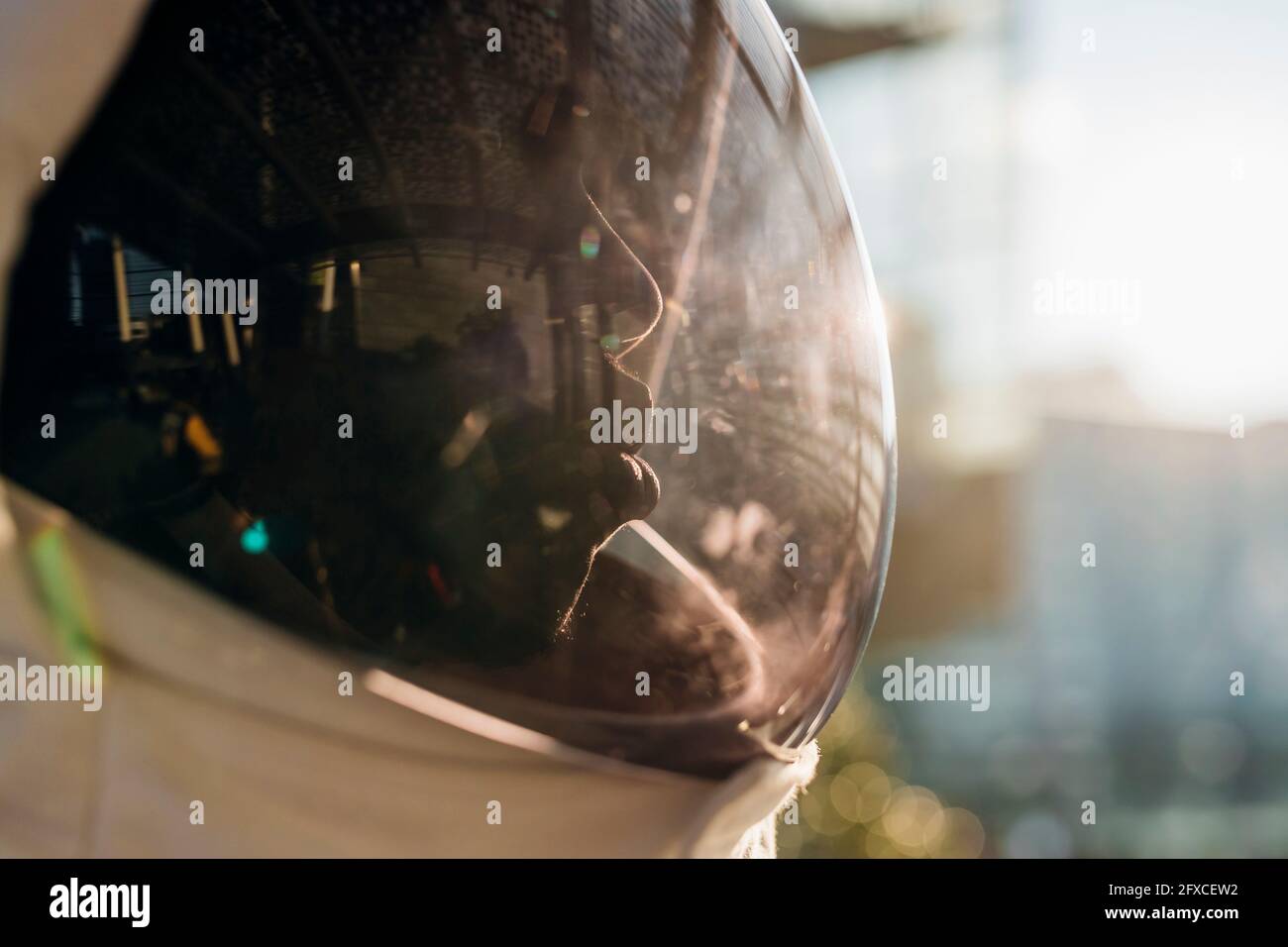 Männlicher Astronaut mit Weltraumhelm Stockfoto