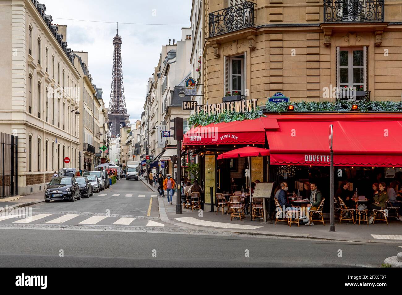Paris, Frankreich - 20. Mai 2021: Tag nach der Sperre wegen Covid-19 in einem berühmten Pariser Café mit Eiffelturm im Hintergrund in Paris Stockfoto