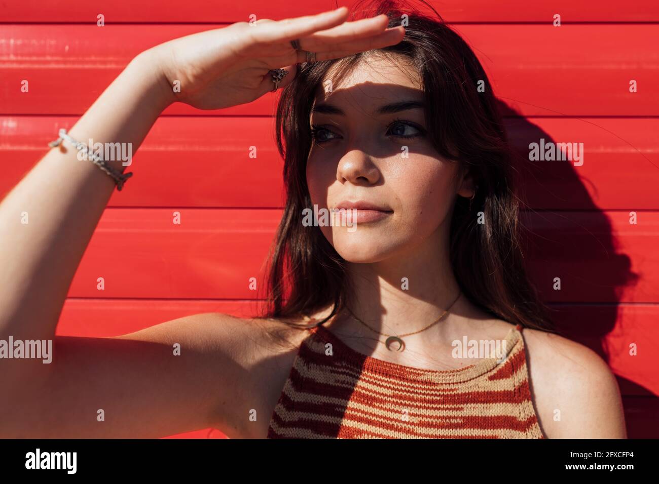 Schöne Teenager-Mädchen Abschirmung der Augen an sonnigen Tag Stockfoto