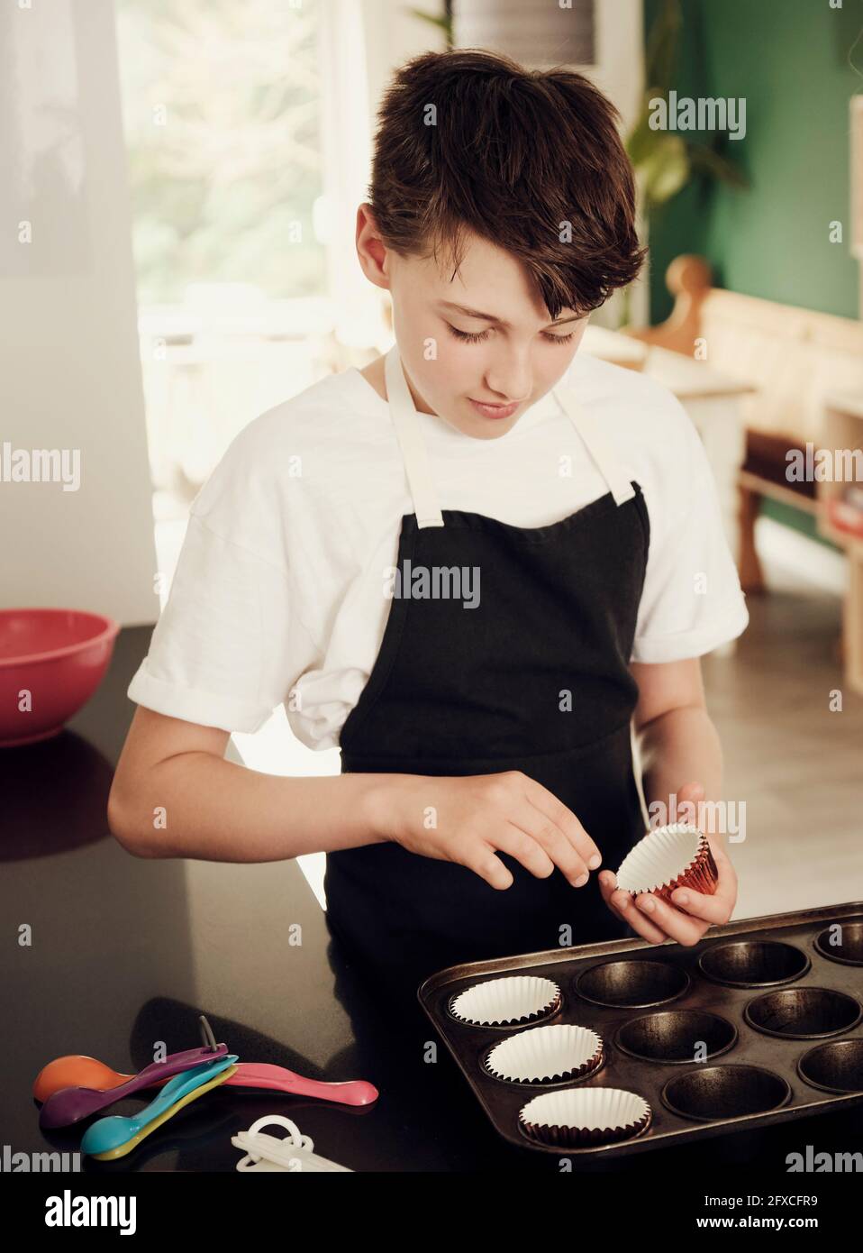 Junge bereitet Muffin-Tablett in der Küche zu Hause Stockfoto