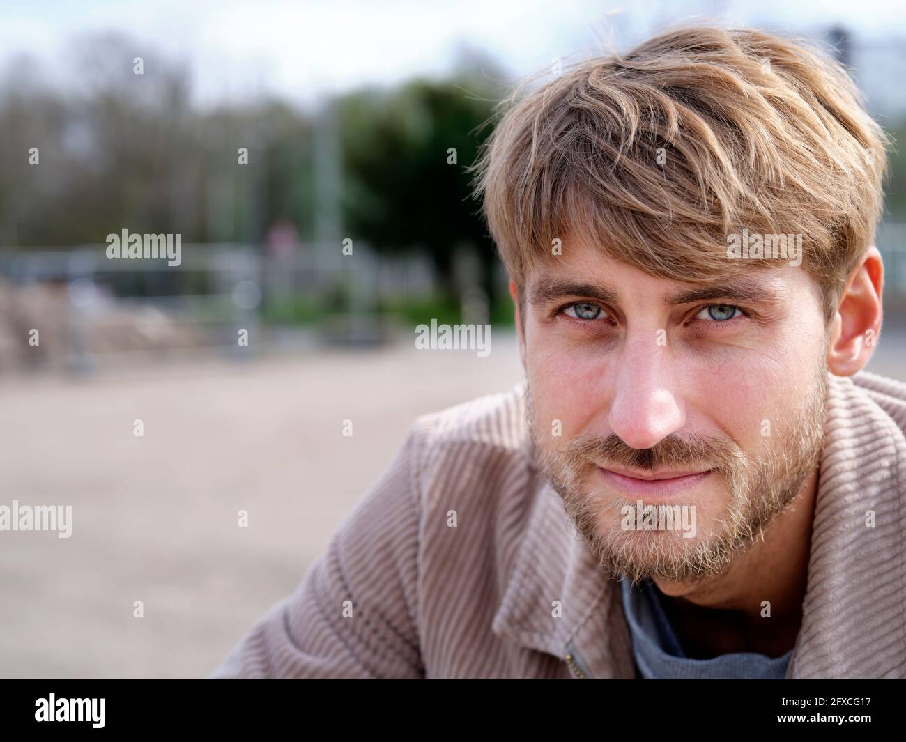 Blonder mittelerwachsener Mann mit grauen Augen Stockfoto