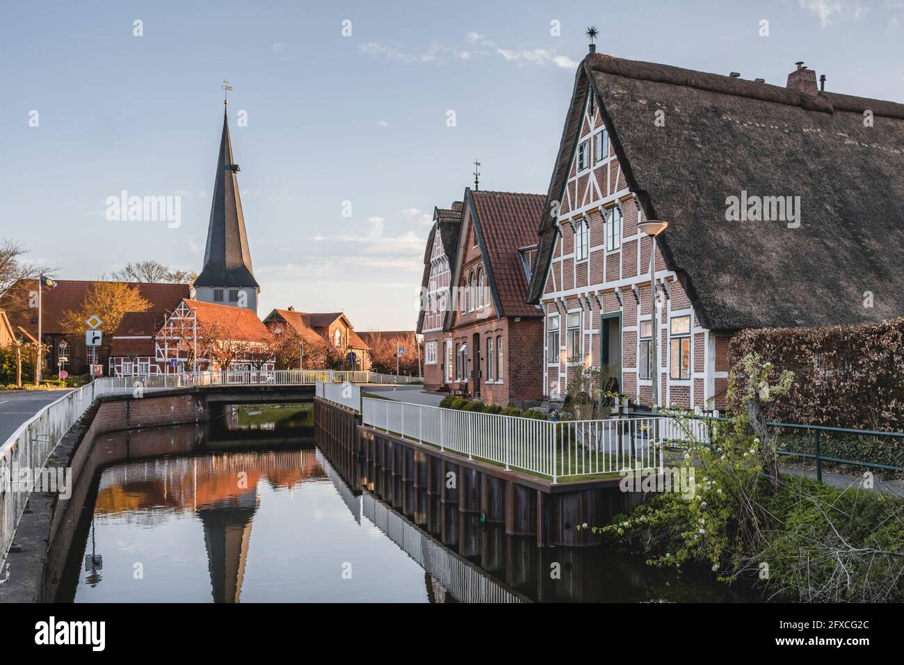 Deutschland, Altes Land, Jork, malerische Stadt mit Fachwerkgebäuden und der Kirche St. Nikolai Stockfoto