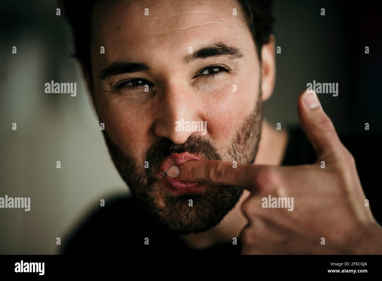 Leckt seine finger -Fotos und -Bildmaterial in hoher Auflösung – Alamy