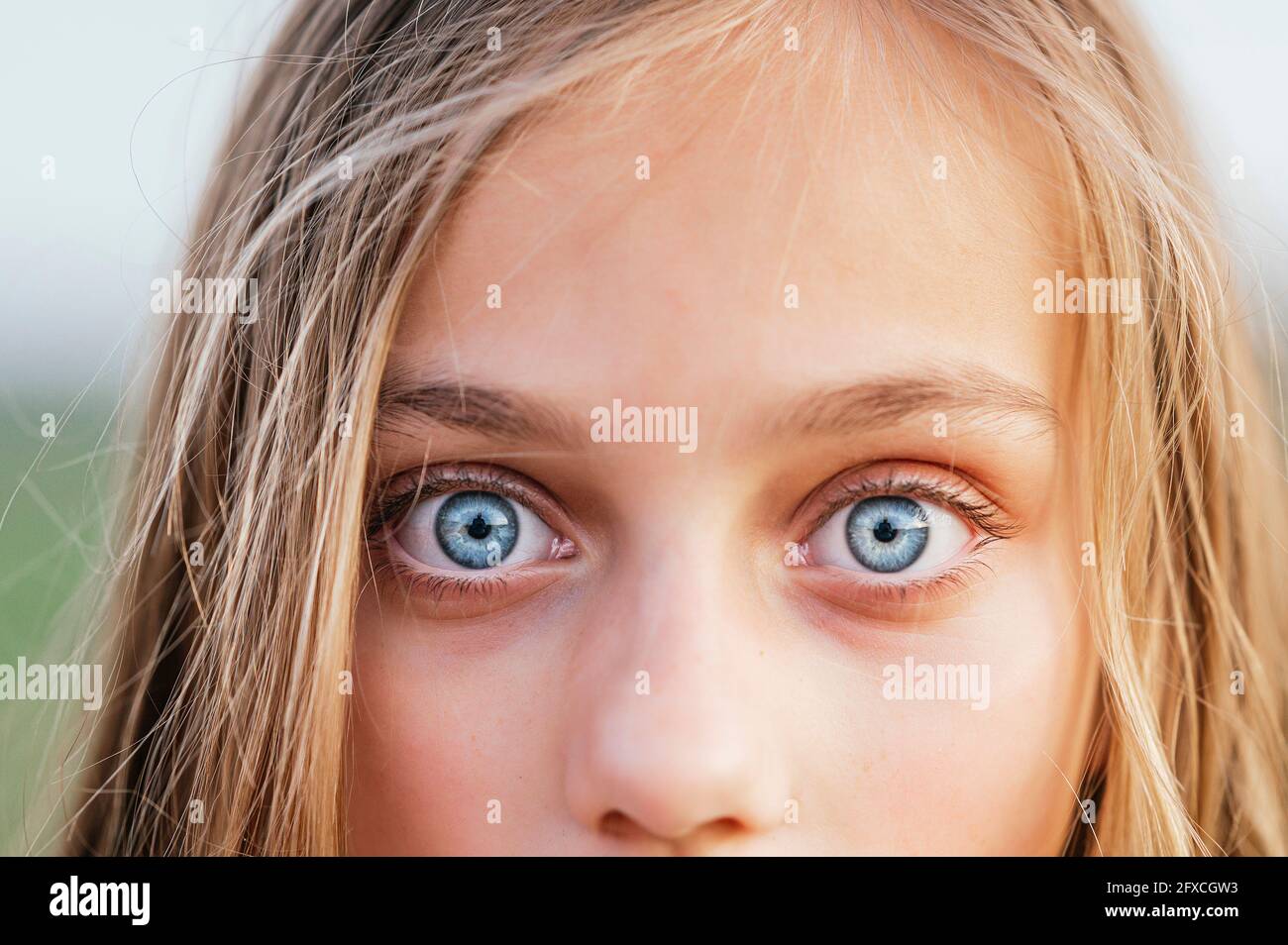 Blonde Mädchen mit blauen Augen Stockfoto