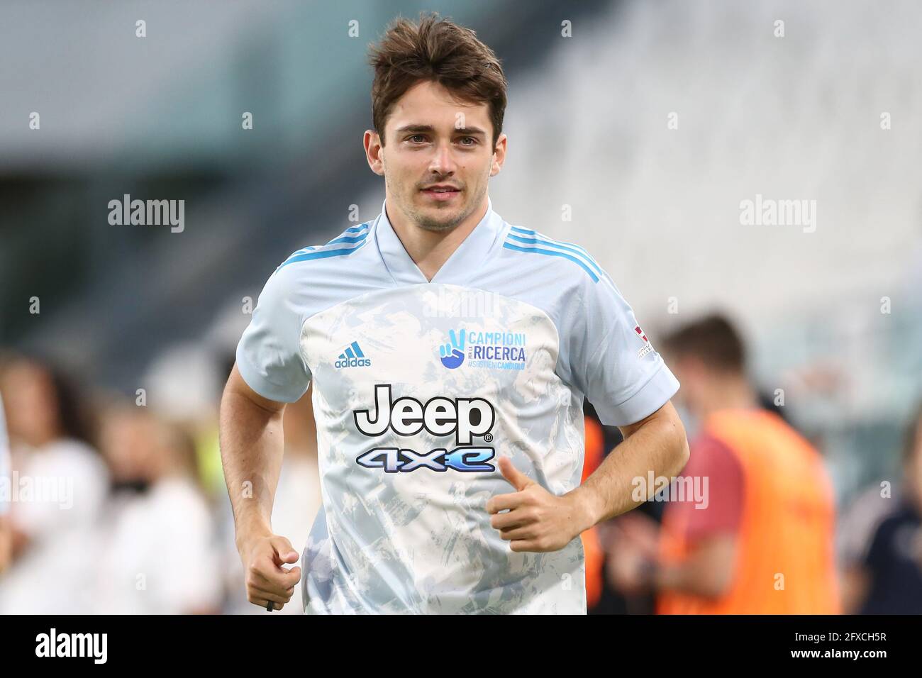 Turin, Italien, 25. Mai 2021. Ferrari Formel-1-Pilot Charles Leclerc erwärmt sich während des Charity Match-Spiels im Allianz Stadium in Turin. Bildnachweis sollte lauten: Jonathan Moscrop / Sportimage Stockfoto