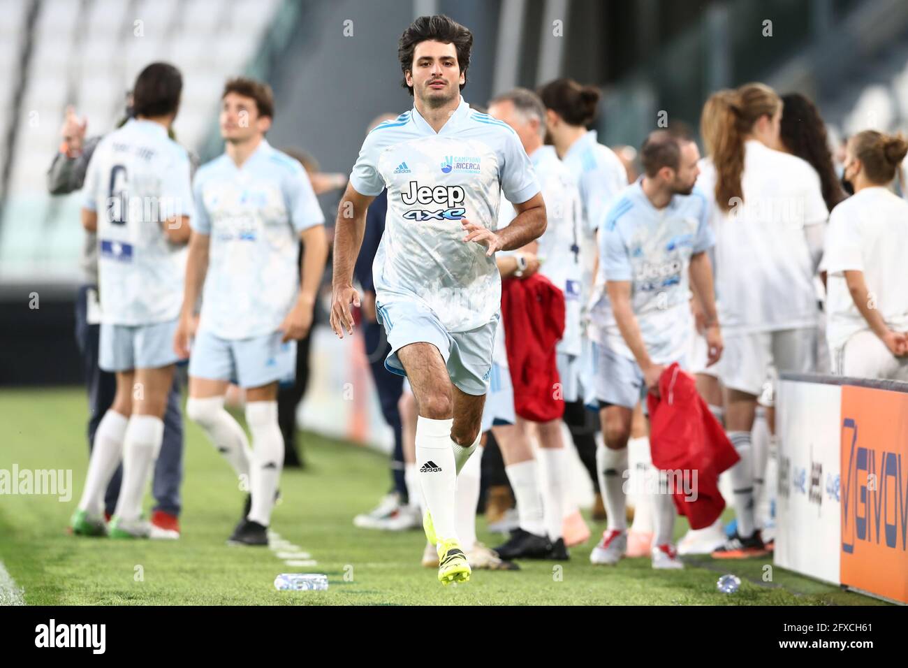 Turin, Italien, 25. Mai 2021. Ferrari Formel-1-Pilot Carlos Sainz erwärmt sich während des Charity Match-Spiels im Allianz Stadium in Turin. Bildnachweis sollte lauten: Jonathan Moscrop / Sportimage Stockfoto