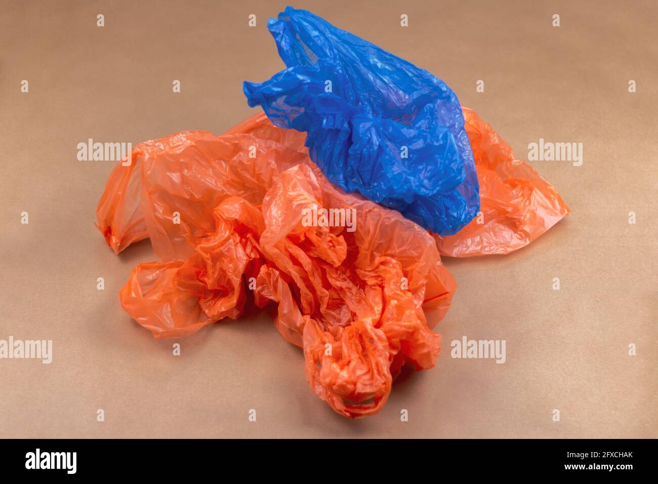 Studioaufnahme von blauen und orangen Plastiktüten Stockfoto