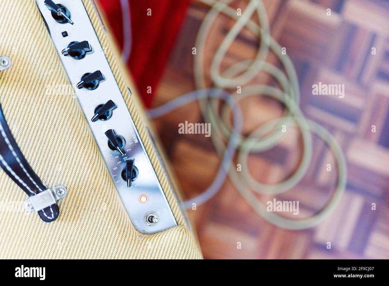 Audiogeräte mit Kabel im Studio Stockfoto