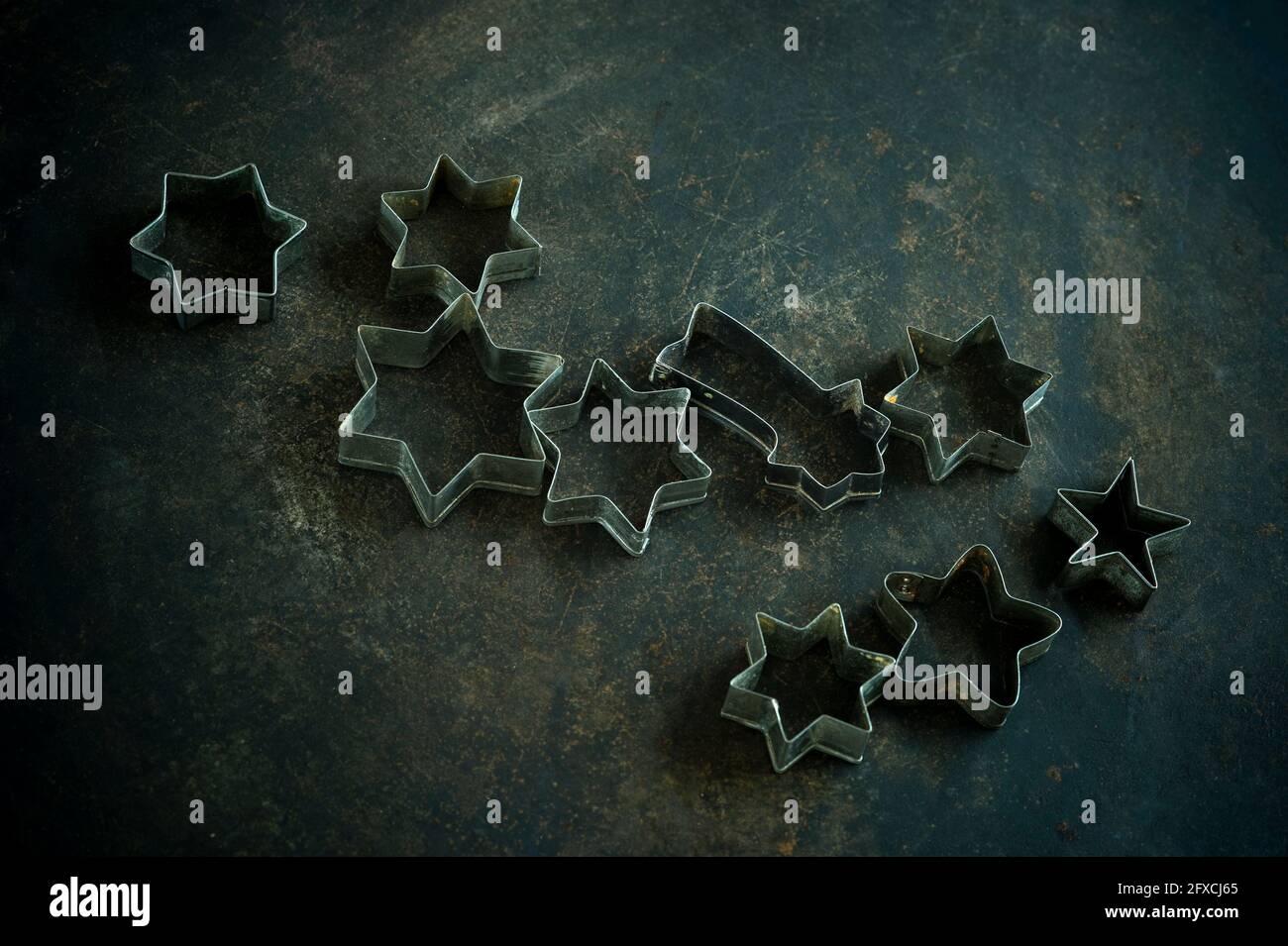 Sternförmige Ausstechformen auf rustikalem Backblech Stockfoto