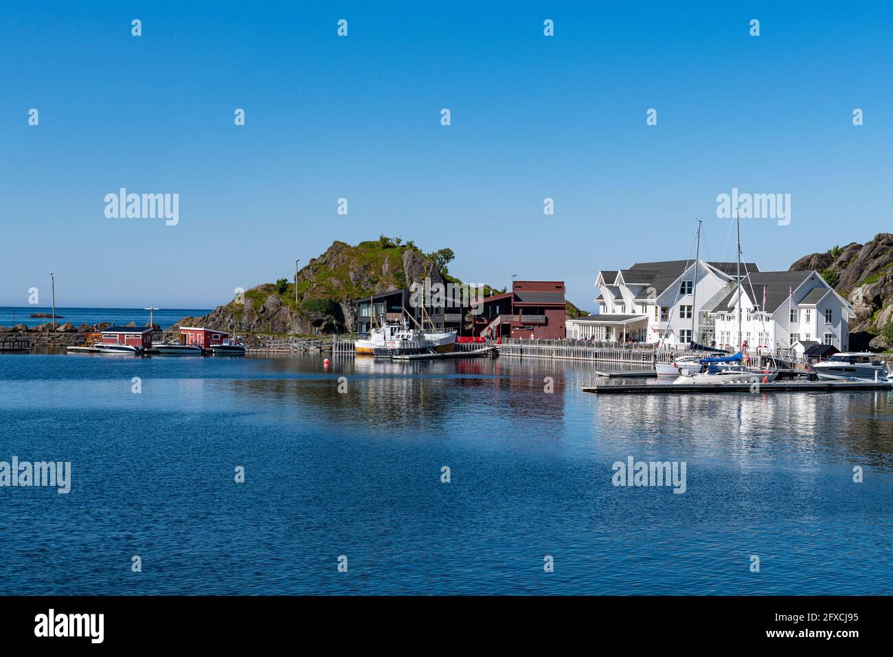 Klarer Himmel über einer kleinen Bucht mit Fischerbooten auf der Insel Senja Stockfoto