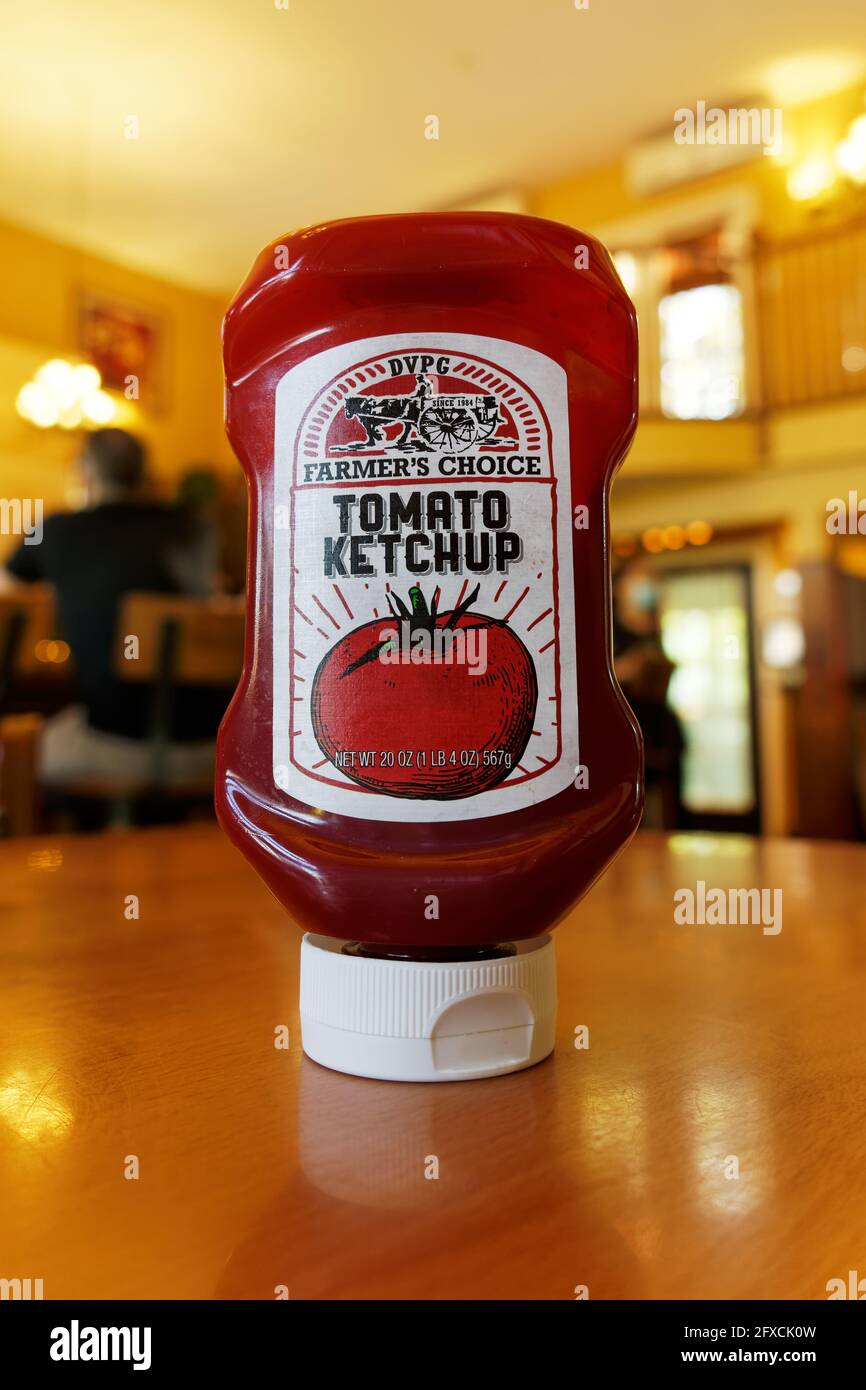 Galloway, NJ - 13. Mai 2021: Farmer's Choice Ketchup wird für Restaurantmitglieder der Delaware Valley Purchasing Group produziert. DVPG spendet an local Stockfoto