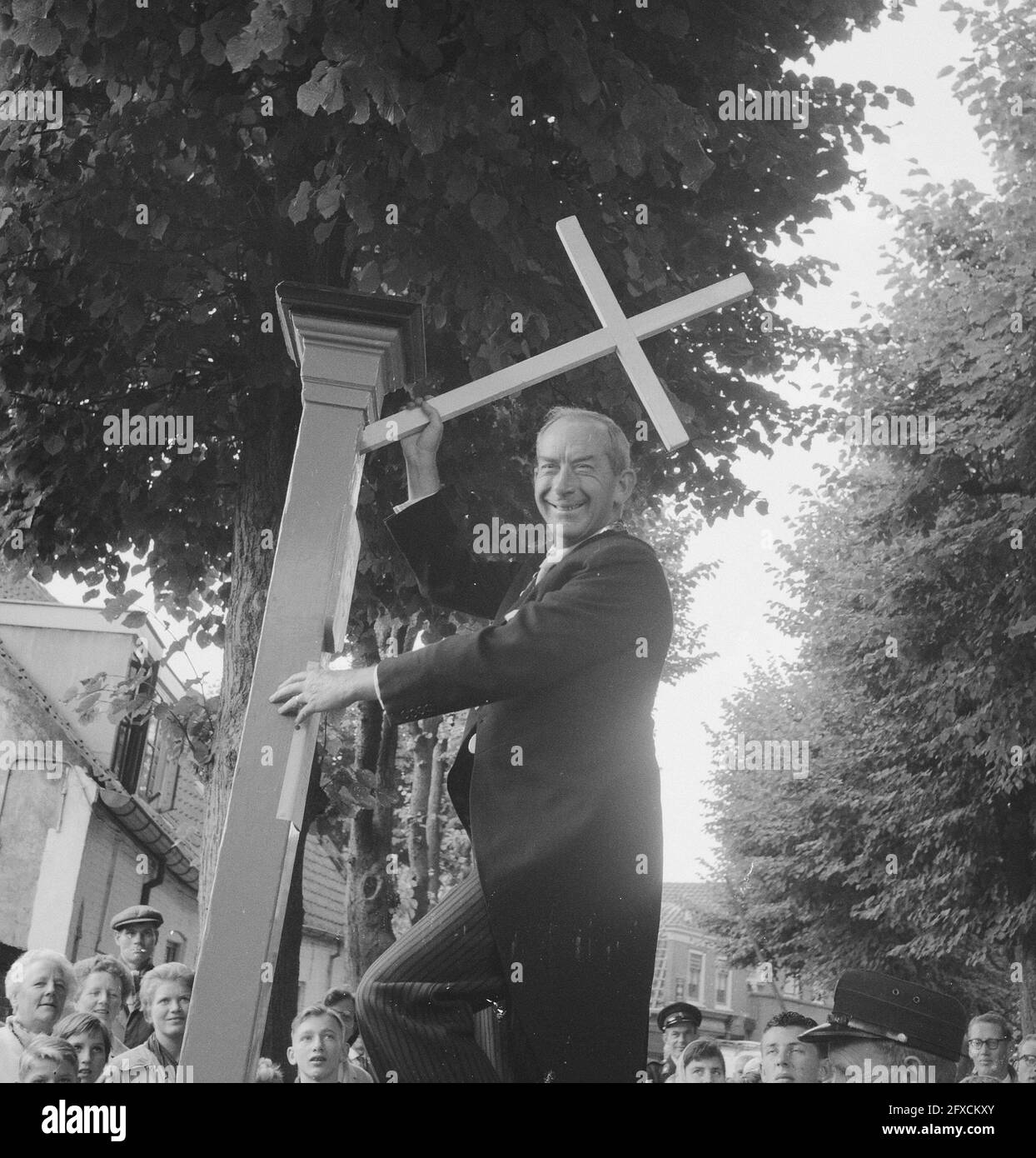 Pferdemarkt in Voorschoten. Bürgermeister L. de Kool von Voorschoten stellt das Marktkreuz zu Beginn des Pferdemarktes auf, um anzuzeigen, dass der Markt ein Heiligtum ist, zwischen diesem Kreuz und dem Kreuz auf der anderen Seite (zwischen den beiden Kreuzen kann niemand verfolgt werden), 28. Juli 1961, Bürgermeister, Kreuze, Märkte, Pferde, Niederlande, Foto der Presseagentur des 20. Jahrhunderts, zu erinnerende Nachrichten, Dokumentation, historische Fotografie 1945-1990, visuelle Geschichten, Menschliche Geschichte des zwanzigsten Jahrhunderts, Momente in der Zeit festzuhalten Stockfoto