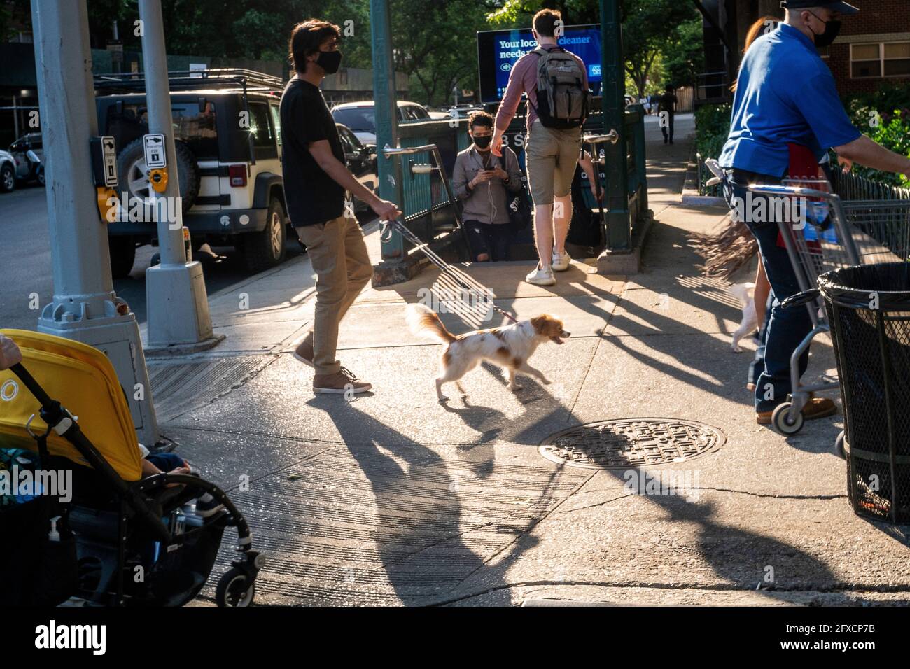 Maskierte und maskenlose Menschen im New Yorker Stadtteil Chelsea am Freitag, den 21. Mai 2021. New York hat entspannte Maskenmandate, die es den meisten Outdoor-Aktivitäten erlauben, maskenfrei zu sein, sowie viele Innenräume, mit Einschränkungen. (© Richard B. Levine) Stockfoto