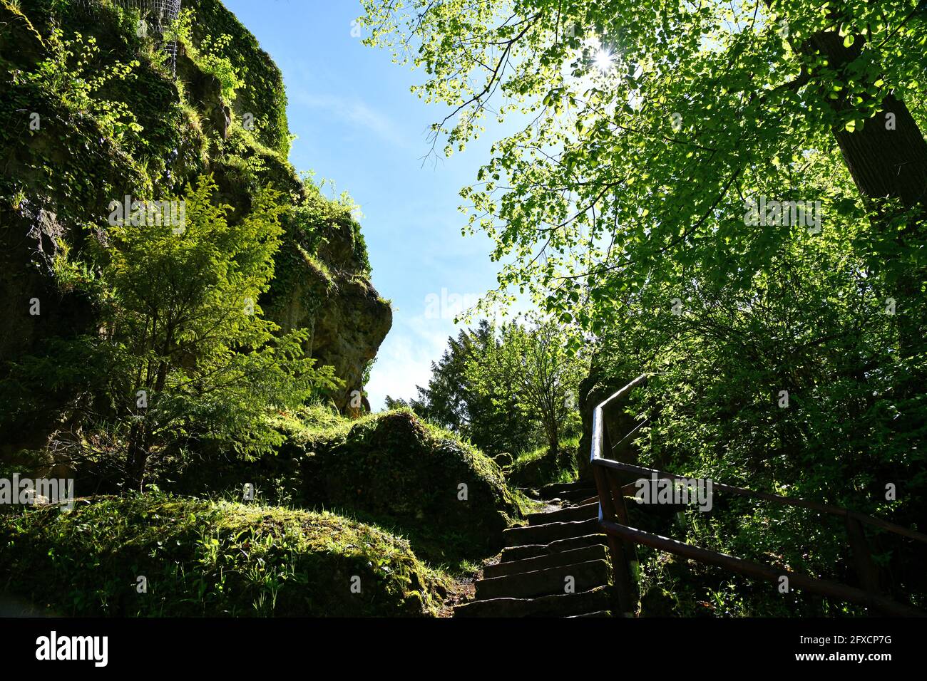 Alte Steintreppen im Sonnenlicht Stockfoto