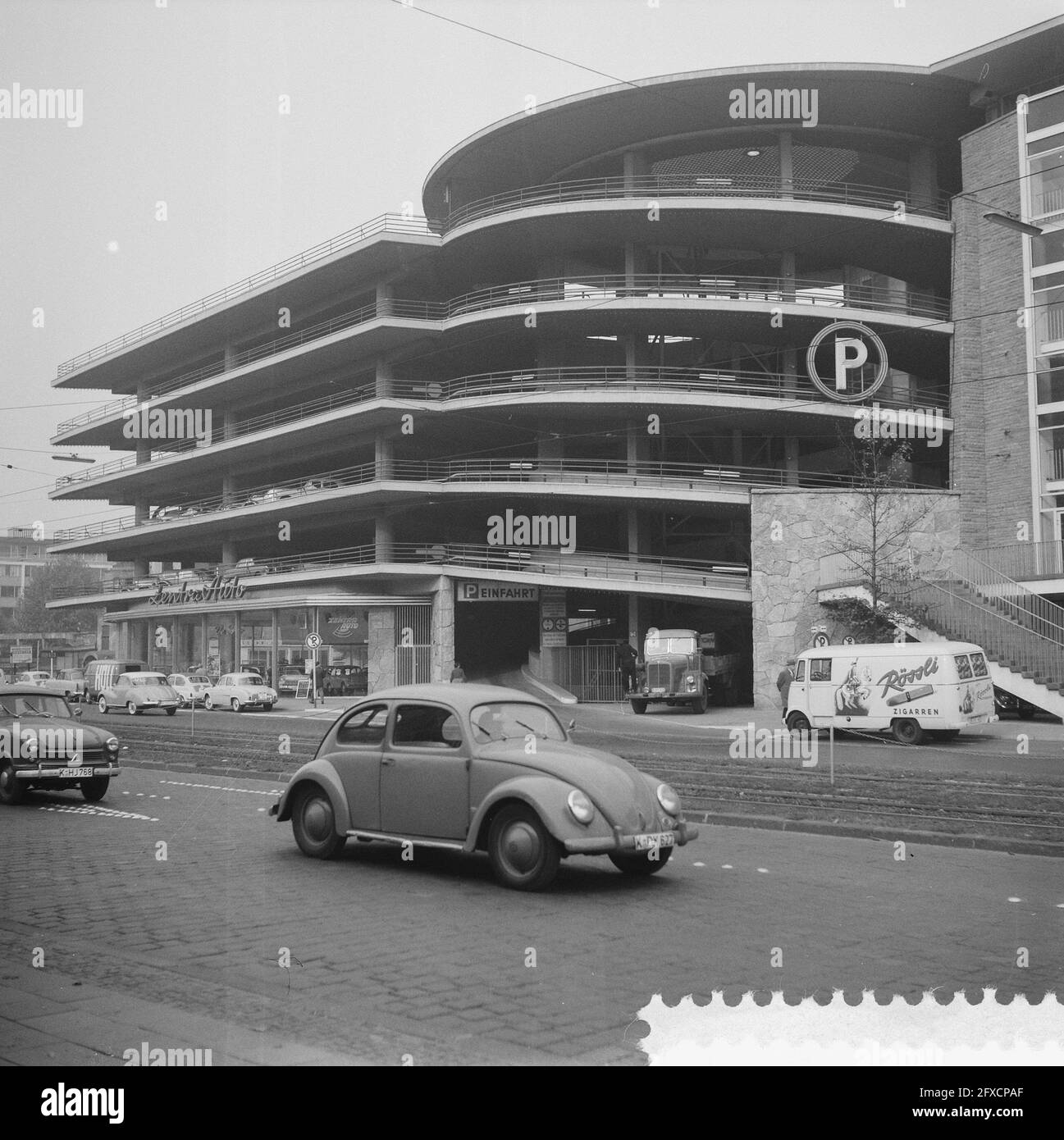 5-geschossiges Parkhaus in Köln, 22. Oktober 1959, Parkplätze, Etagen, Niederlande, Presseagentur des 20. Jahrhunderts, Foto, Nachrichten zum erinnern, Dokumentarfilm, historische Fotografie 1945-1990, visuelle Geschichten, Menschliche Geschichte des zwanzigsten Jahrhunderts, Momente in der Zeit festzuhalten Stockfoto