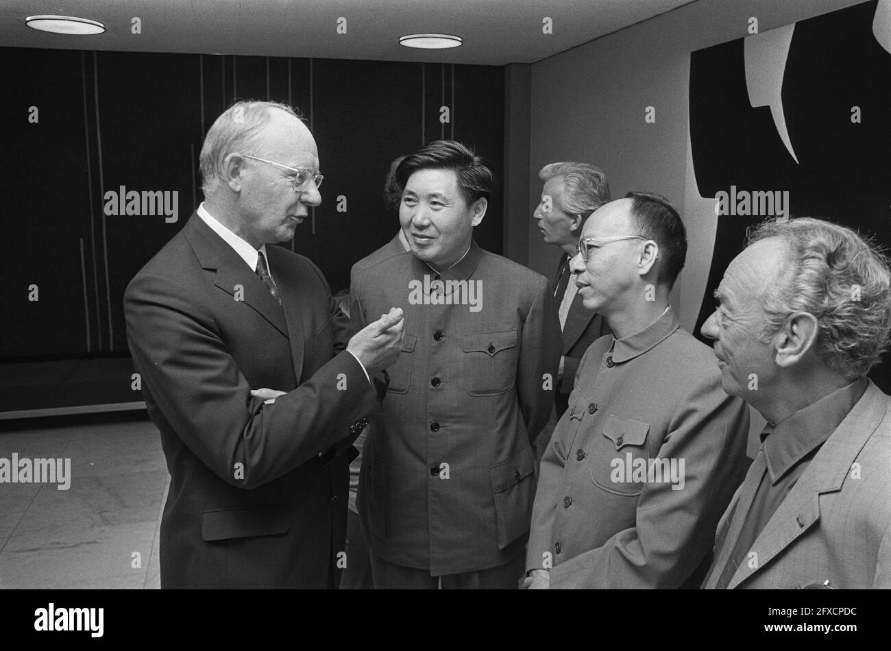 Parlamentarische Delegation in China, Vondeling im Gespräch Li Mao Lai, 17. August 1973, PARLIAMENTARIERS, Delegation, Niederlande, Presseagentur des 20. Jahrhunderts, Foto, Nachrichten zum erinnern, Dokumentarfilm, historische Fotografie 1945-1990, visuelle Geschichten, Menschliche Geschichte des zwanzigsten Jahrhunderts, Momente in der Zeit festzuhalten Stockfoto