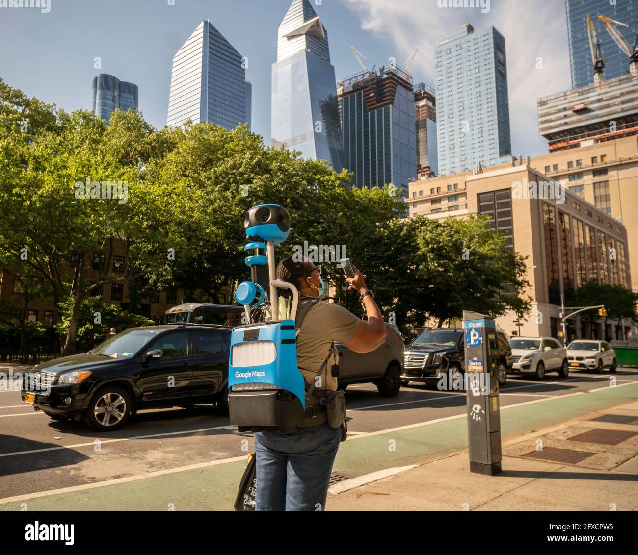 Ein Google Maps-Wanderer in Chelsea in New York am Mittwoch, den 20. Mai 2021 . (© Richard B. Levine) Stockfoto