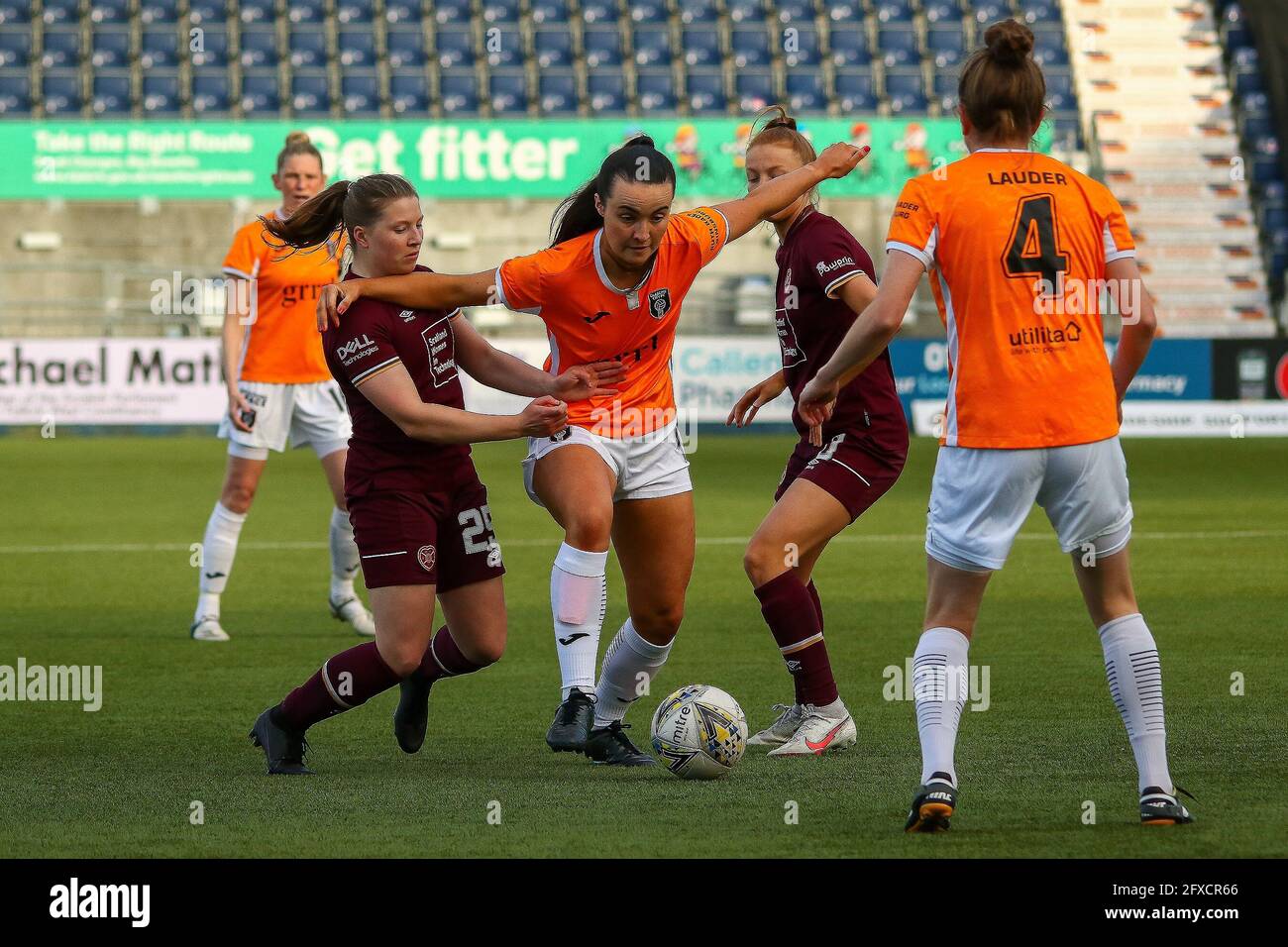 Falkirk, North Lanarkshire, Großbritannien. Mai 2021. Niamh Farrelly (#17) von Glasgow City FC macht zwischen 2 Hearts-Verteidigern während der Scottish Building Society (Scottish Women's Premier League 1 Fixture) Glasgow City FC vs Heart of Midlothian FC, Falkirk Stadium, Falkirk, North Lanarkshire, 26/05/2021 Credit Alamy Live News Stockfoto