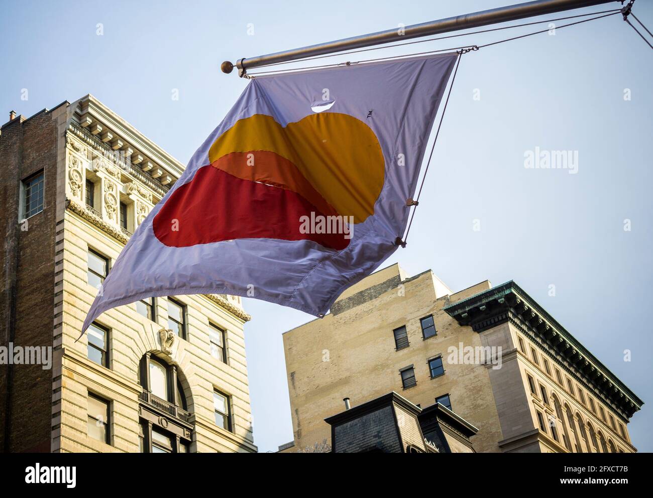 Eine Flagge, die am Mittwoch, den 19. Mai 2021, den MasterCard Tech Hub im Viertel Flatiron in New York kennzeichnet. Mastercard kündigte an, dass sie mindestens zwei Tage die Woche Arbeitnehmer in sein New Yorker Büro zurückbringen wird. (© Richard B. Levine) Stockfoto