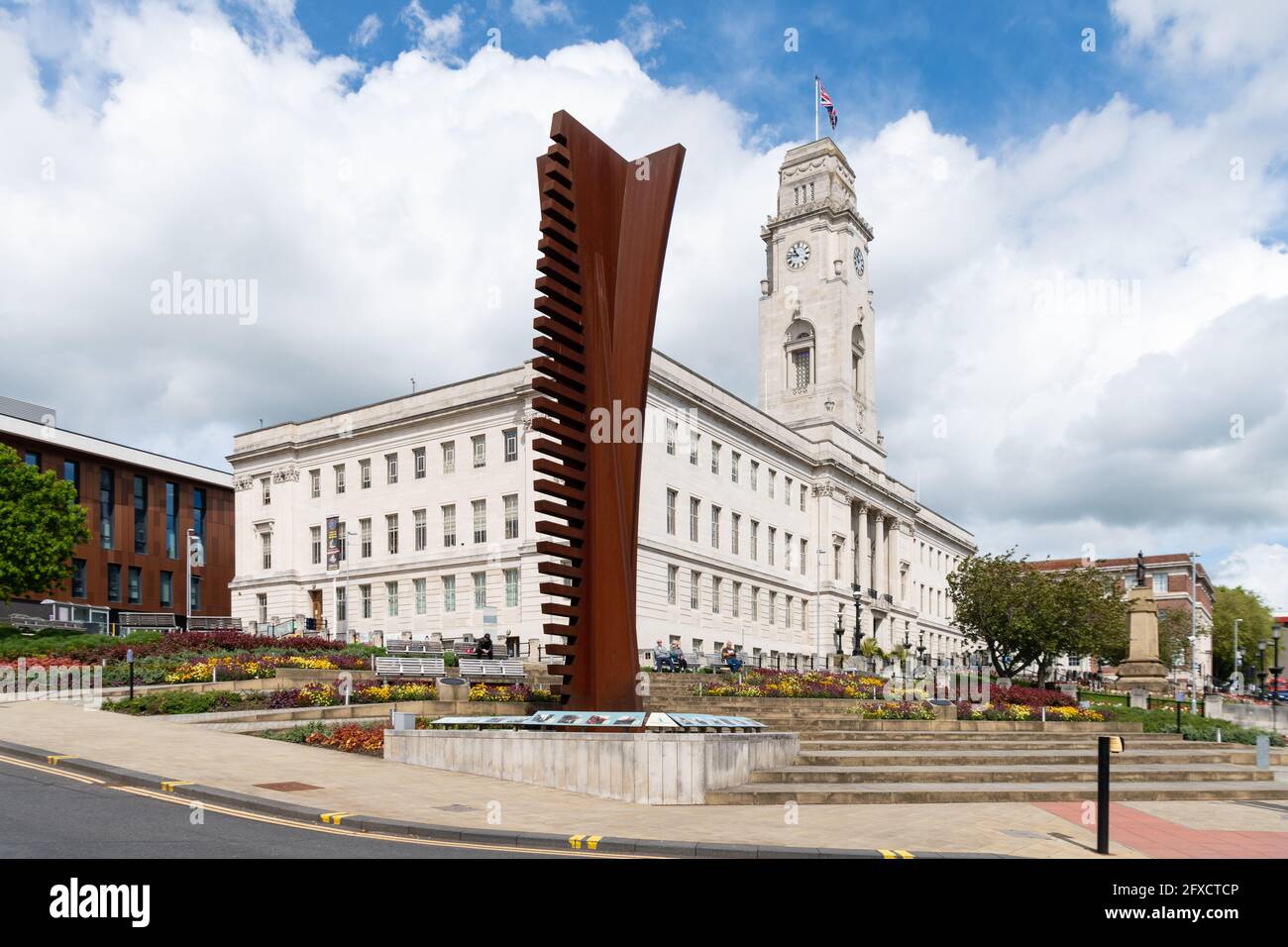 Barnsley Town Hall and Crossing (Vertical) Sculpture - Barnsley, South Yorkshire, England, UK Stockfoto