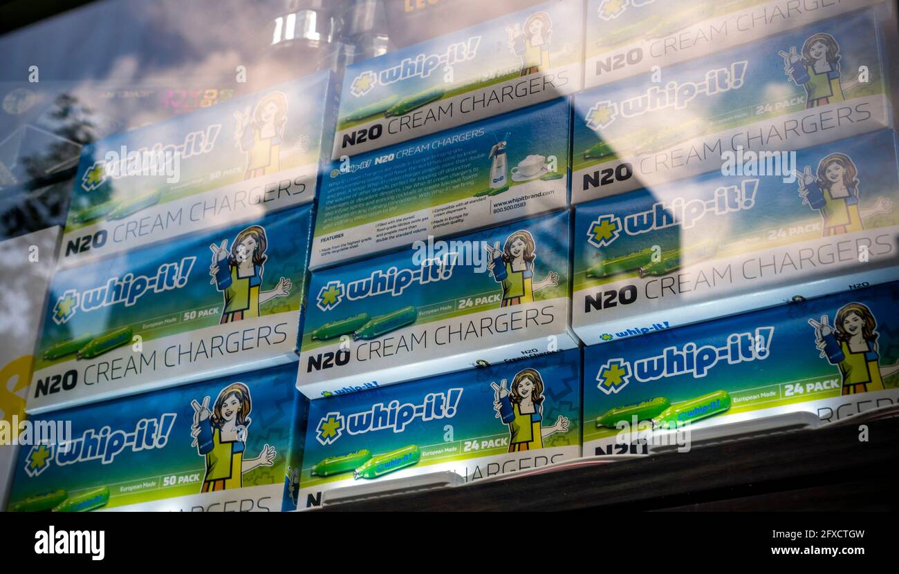 Am Sonntag, den 23. Mai 2021, in einem Schaufenster in New York Schachteln mit N20-Cremeaufladegeräten der Marke Whip-IT, die Lachgas enthalten. (© Richard B. Levine) Stockfoto