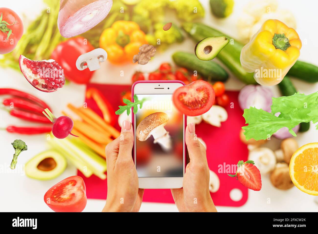 Cook folgt einem Rezept aus Gemüse vom Smartphone Stockfoto