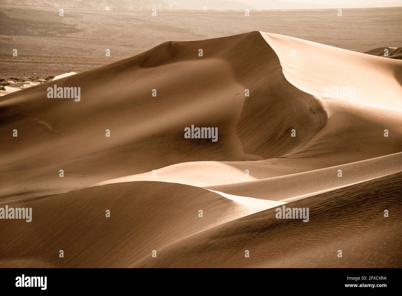 Muster und Wellen von Sanddünen mit Wellen aus dem Death Valley National Park, Kalifornien Stockfoto
