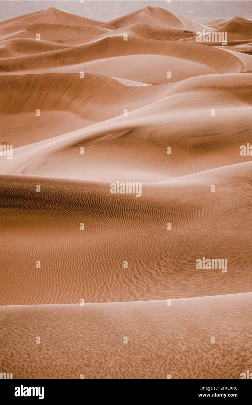 Muster und Wellen von Sanddünen mit Wellen aus dem Death Valley National Park, Kalifornien Stockfoto