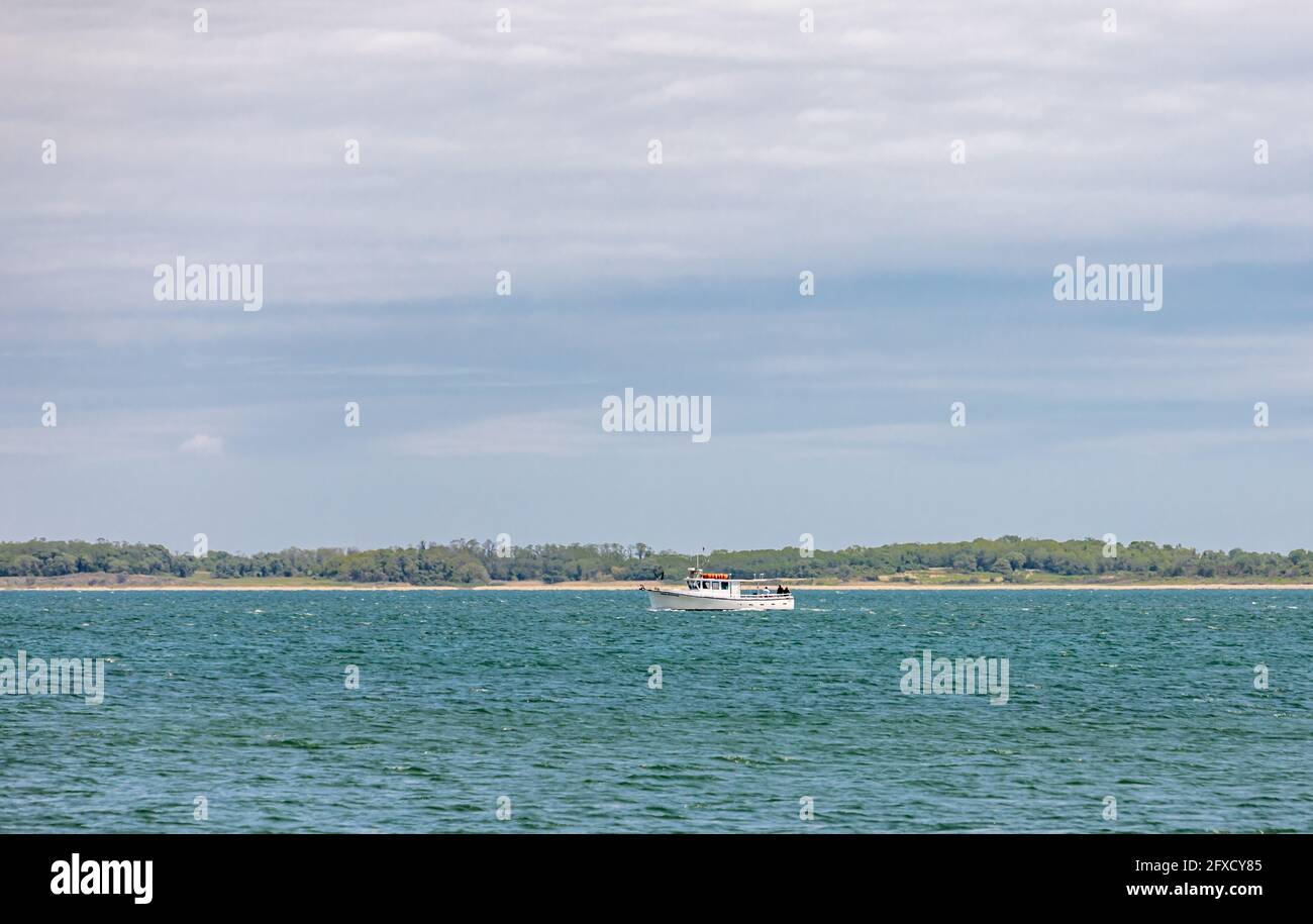 Großes Fischerboot unterwegs in Gardiner's Bay, East Hampton, NY Stockfoto