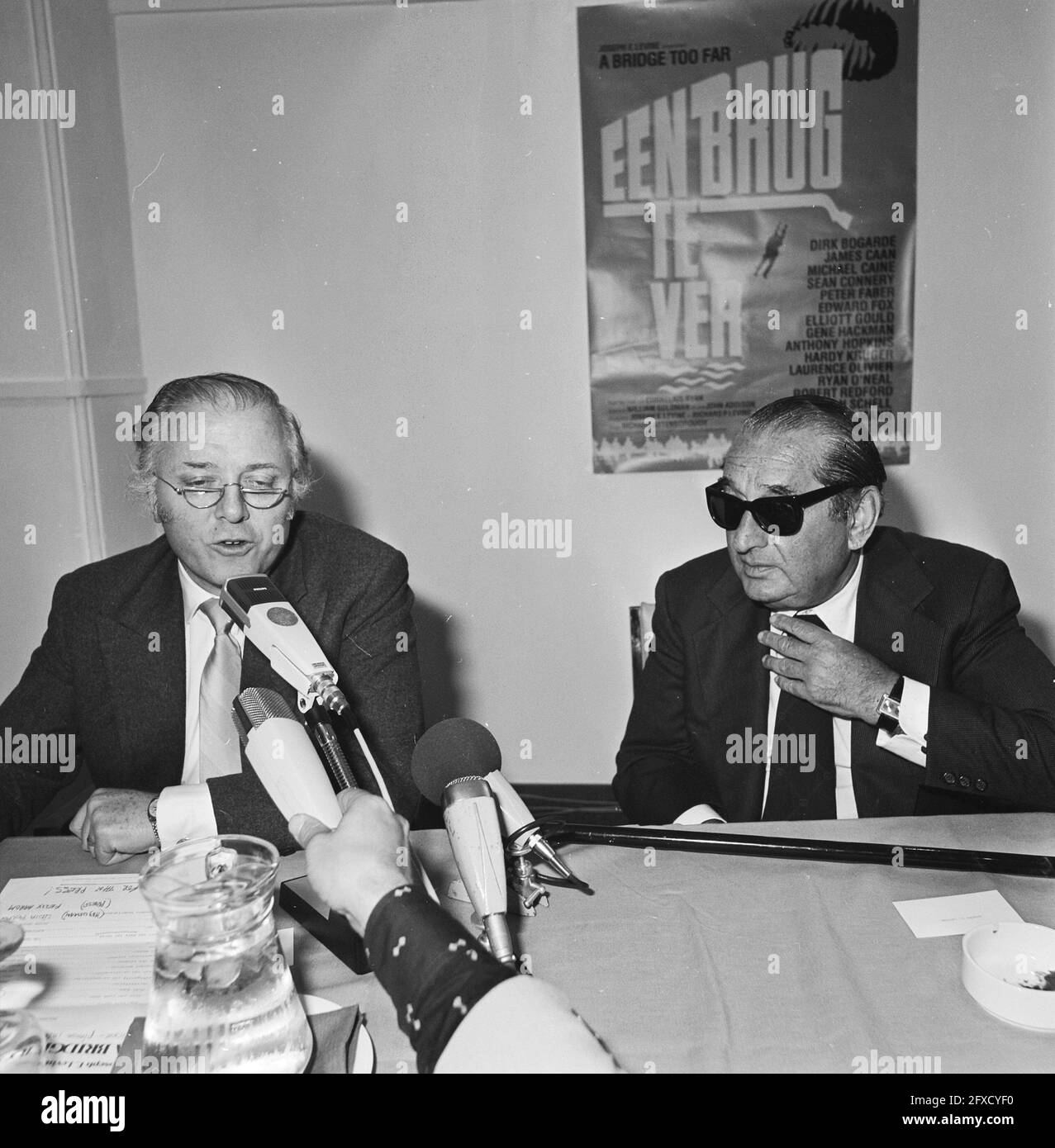 Pressekonferenz Joseph Levine im Zusammenhang mit der Premiere VON A Bridge Too Far, Regisseur Attenborough Left, 22. Juni 1977, URAUFFÜHRUNGEN, Regisseure, Pressekonferenzen, Niederlande, Foto der Presseagentur des 20. Jahrhunderts, zu erinnerende Nachrichten, Dokumentarfilm, historische Fotografie 1945-1990, visuelle Geschichten, Menschliche Geschichte des zwanzigsten Jahrhunderts, Momente in der Zeit festzuhalten Stockfoto