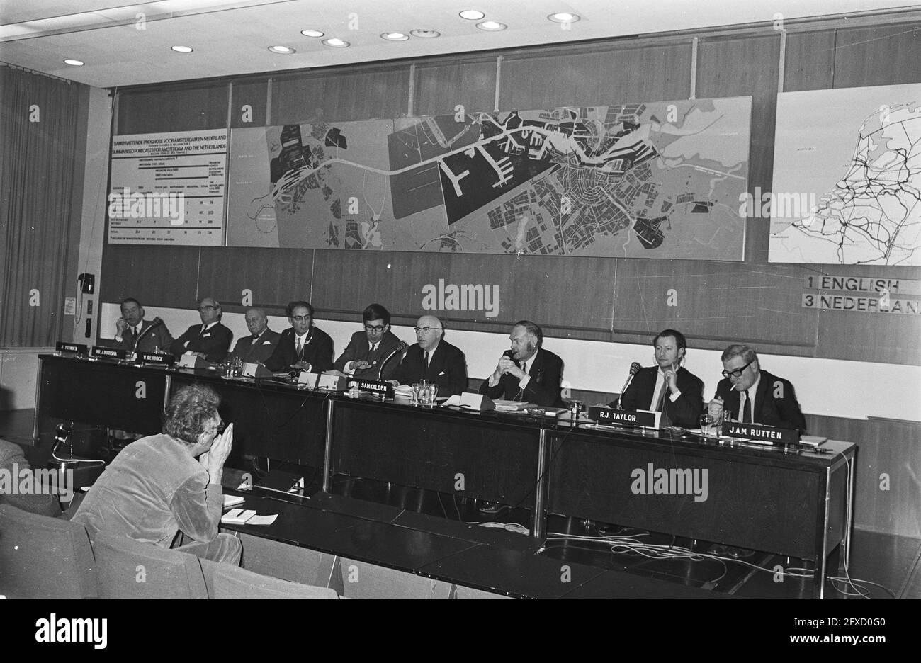 Pressekonferenz zur wirtschaftlichen Bedeutung des nördlichen Hafengebiets bei Amsterdam; Überblick: Bürgermeister Samkalden, Dezember 16 1970, Bürgermeister, Pressekonferenzen, Niederlande, Presseagentur des 20. Jahrhunderts, Foto, Nachrichten zum erinnern, Dokumentarfilm, historische Fotografie 1945-1990, visuelle Geschichten, Menschliche Geschichte des zwanzigsten Jahrhunderts, Momente in der Zeit festzuhalten Stockfoto