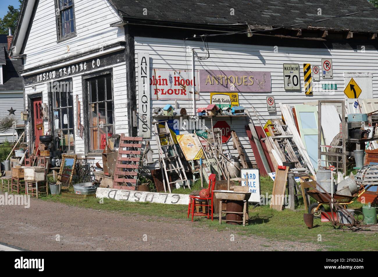 Nova Scotia, Kanada - 22. August 2019: Ein ländliches Antiquitätengeschäft zeigt eine große Sammlung von Widrigkeiten und Enden. Stockfoto
