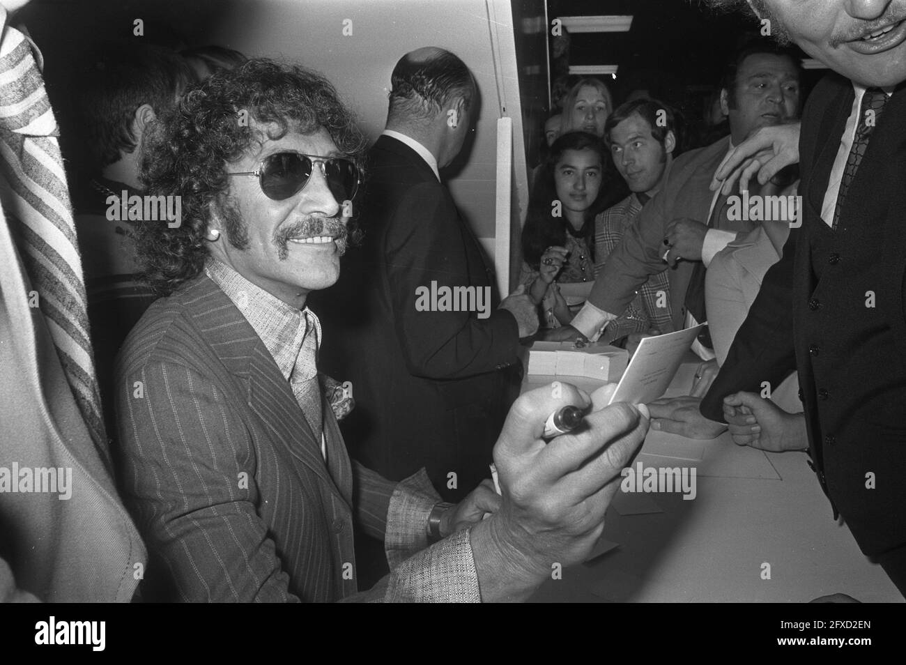 Peter Wyngaarde ( Jason King ) gibt Autogramme im Topshop von Gerzon in  Amsterdam, 26. August 1972, HANDSIGNALS, Niederlande, 20. Jahrhundert  Presseagentur Foto, Nachrichten zu erinnern, Dokumentarfilm, historische  Fotografie 1945-1990, visuelle ...