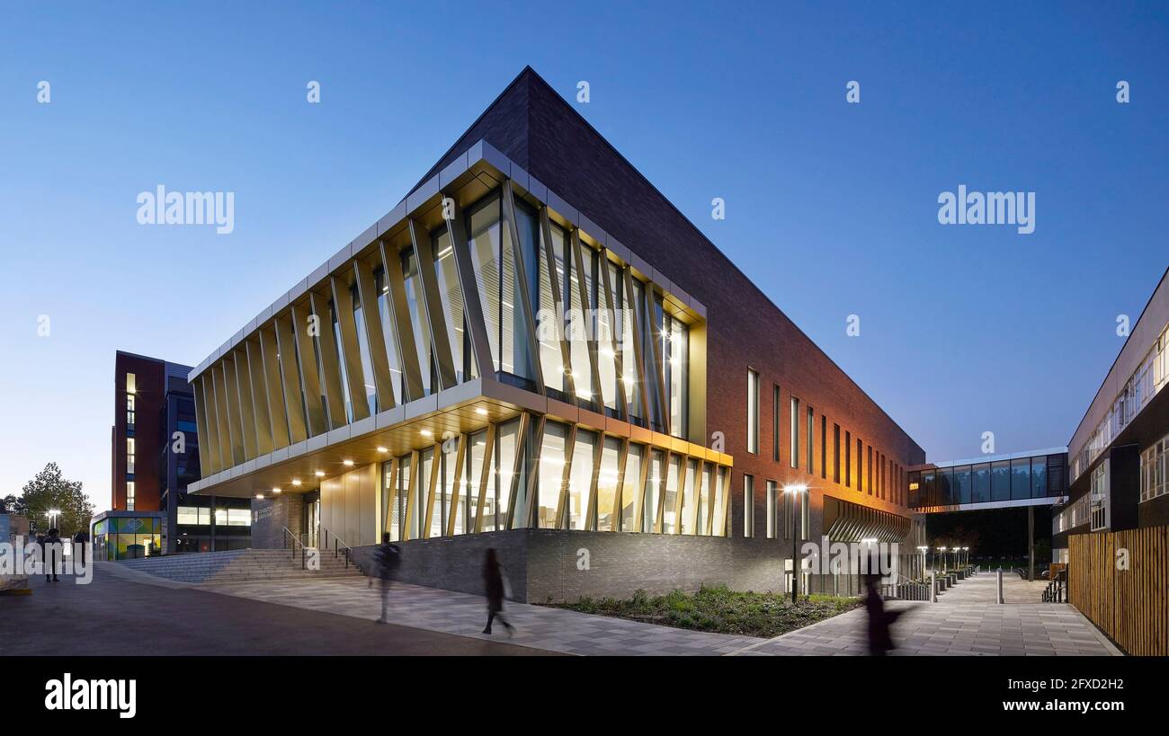 Blick auf die Ecke bei Dämmerung mit beleuchteten Innenraum. University of Birmingham, Collaborative Teaching Laboratory, Birmingham, Großbritannien. Architekt: Sheppard Ro Stockfoto