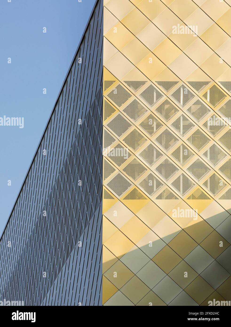 Detail der Fassadenverkleidung. University of Birmingham, Collaborative Teaching Laboratory, Birmingham, Großbritannien. Architekt: Sheppard Robson, 2018. Stockfoto