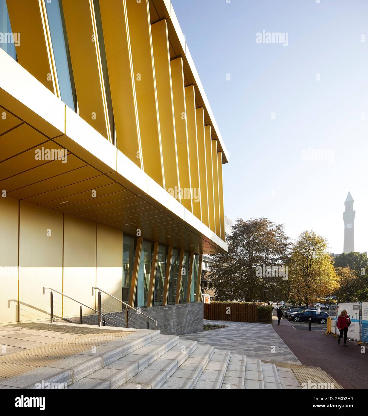 Blick entlang der Eingangsfassade. University of Birmingham, Collaborative Teaching Laboratory, Birmingham, Großbritannien. Architekt: Sheppard Robson Stockfoto