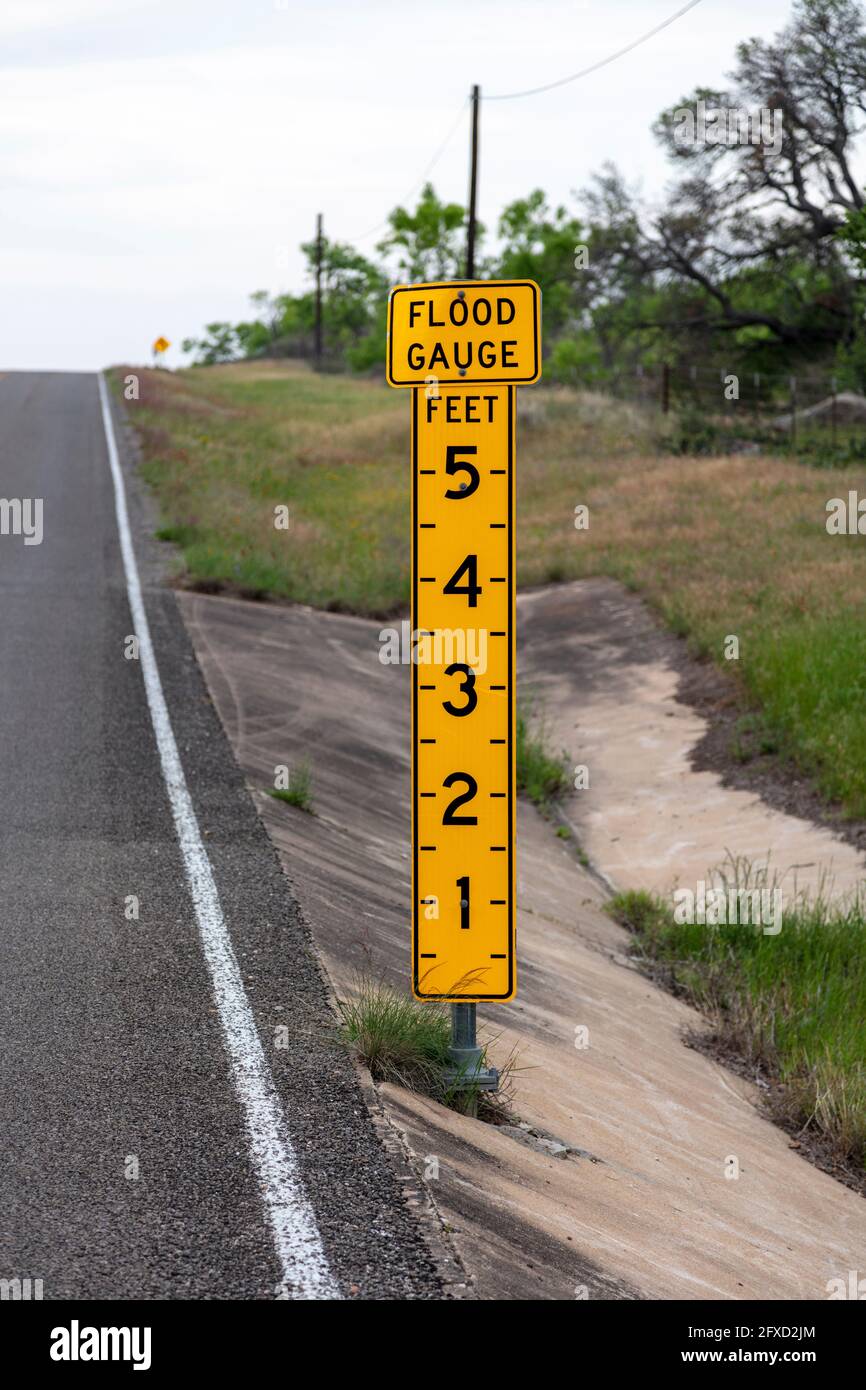 Hochwasseranzeige, entlang der ländlichen Texas Road, in der Nähe von Fredericksburg, TX, USA, von James D. Coppinger/Dembinsky Photo Assoc Stockfoto