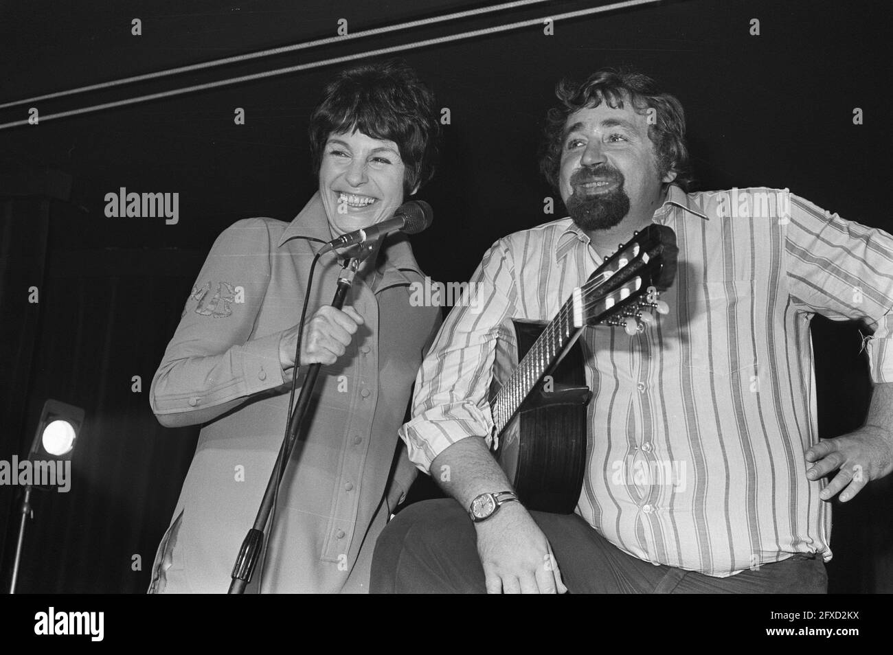 Phonogram präsentiert neue Kabarett-LPs, Cornelis Vreeswijk und Mies Bouwman, 4. September 1972, CABARETIERS, Niederlande, 20. Jahrhundert Presseagentur Foto, Nachrichten zu erinnern, Dokumentarfilm, historische Fotografie 1945-1990, visuelle Geschichten, Menschliche Geschichte des zwanzigsten Jahrhunderts, Momente in der Zeit festzuhalten Stockfoto