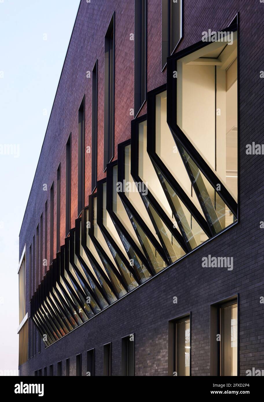 Fassadendetails in der Dämmerung mit beleuchteten Innenräumen. University of Birmingham, Collaborative Teaching Laboratory, Birmingham, Großbritannien. Architekt: Sheppard Stockfoto
