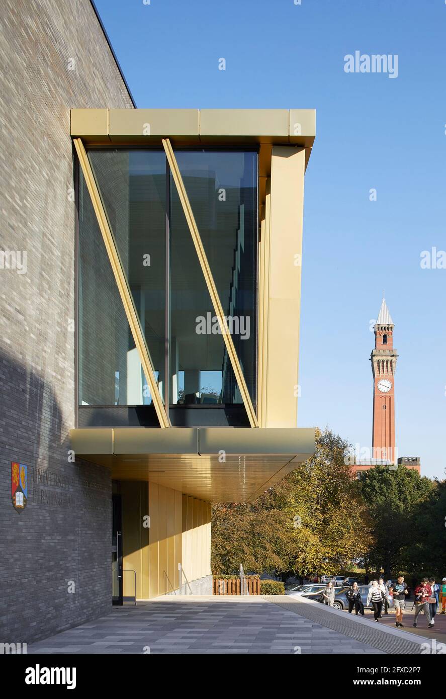 Blick auf den Haupteingang und den Kontext. University of Birmingham, Collaborative Teaching Laboratory, Birmingham, Großbritannien. Architekt: Sheppard Robson Stockfoto