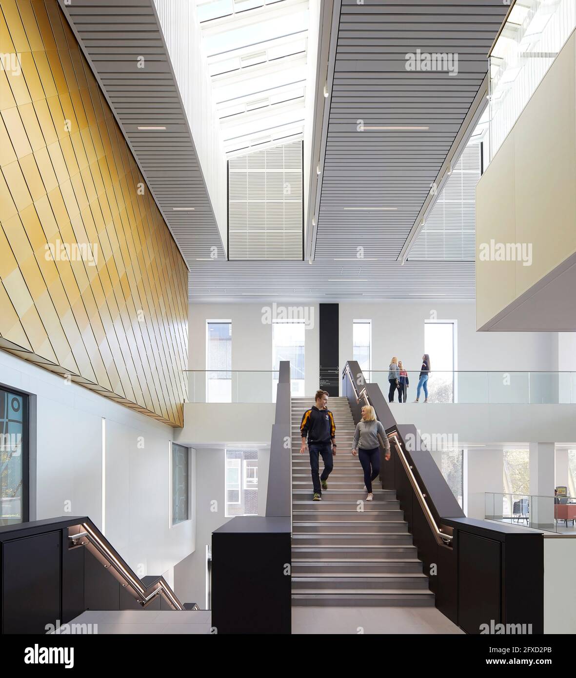 Treppe unter dem Dachfenster. University of Birmingham, Collaborative Teaching Laboratory, Birmingham, Großbritannien. Architekt: Sheppard Robson, 2018. Stockfoto