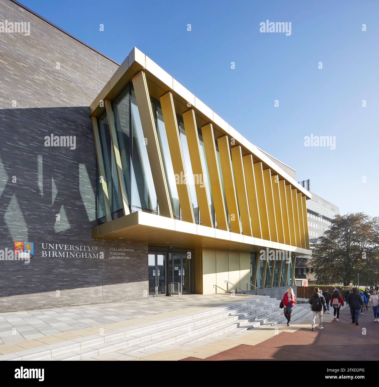 Zufahrt und Haupteingang mit Beschilderung. University of Birmingham, Collaborative Teaching Laboratory, Birmingham, Großbritannien. Architekt: Sheppard Stockfoto