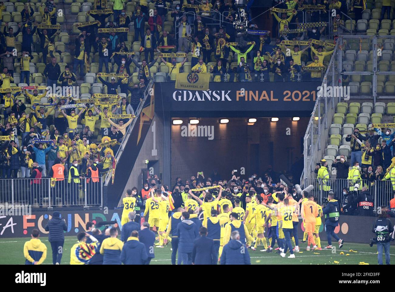 Villarreal feiert mit seinen Fans nach dem Gewinn des UEFA Europa League Finales im Danziger Stadion, Polen. Bilddatum: Mittwoch, 26. Mai 2021. Stockfoto