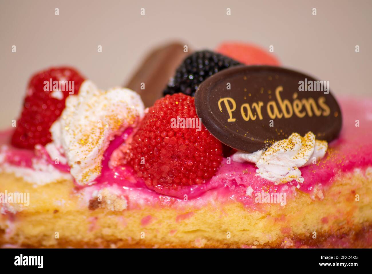 Happy Jubilare Kuchen aus Portugal mit dem Wort Parabéns, feiern oder feiern Kuchen zu Jubiläen Stockfoto