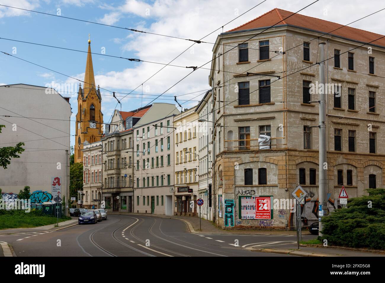 Leipzig, Sachsen, Deutschland; 05-23-2021; Gebäude und Kirche an der Gohliser Straße im Leipziger Stadtteil Gohlis Stockfoto