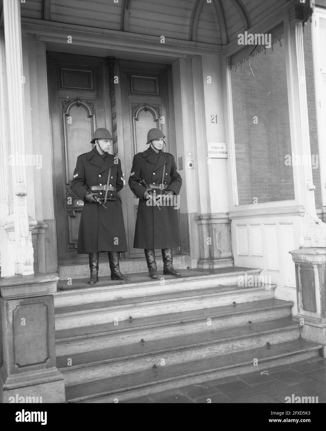 Polizeiüberwachung vor dem Gebäude der indonesischen diplomatischen Vertretung in Den Haag, 5. Dezember 1957, Polizeiüberwachung, Gebäude, Niederlande, Presseagentur des 20. Jahrhunderts, Foto, Nachrichten zum erinnern, Dokumentarfilm, historische Fotografie 1945-1990, visuelle Geschichten, Menschliche Geschichte des zwanzigsten Jahrhunderts, Momente in der Zeit festzuhalten Stockfoto