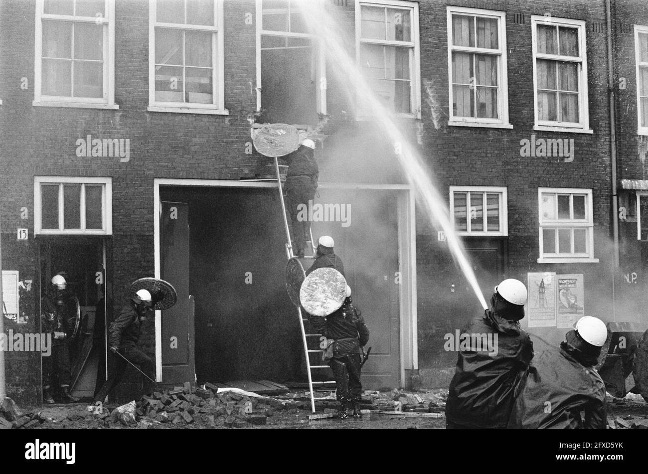 Polizei evakuiert Gebäude in Nieuwmarkt Nachbarschaft; Polizei bombardiert Gebäude mit Wasserstrahlen, Rechtsbeamte betreten Gebäude über Leiter, 8. April 1975, POLIZEI, Räumungen, Gebäude, Niederlande, Foto der Presseagentur des 20. Jahrhunderts, zu erinnerende Nachrichten, Dokumentarfilm, historische Fotografie 1945-1990, visuelle Geschichten, Menschliche Geschichte des zwanzigsten Jahrhunderts, Momente in der Zeit festzuhalten Stockfoto