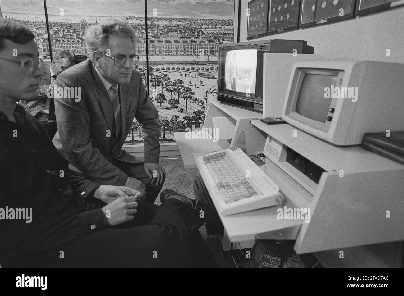 Präsentation des neuen elektronischen Lernwerkzeugs in Nieuwspoort; Staatssekretär Van Leijenhorst erhält Erklärung, 17. September 1984, Vorträge, Niederlande, 20. Jahrhundert Presseagentur Foto, Nachrichten zu erinnern, Dokumentarfilm, historische Fotografie 1945-1990, visuelle Geschichten, Menschliche Geschichte des zwanzigsten Jahrhunderts, Momente in der Zeit festzuhalten Stockfoto