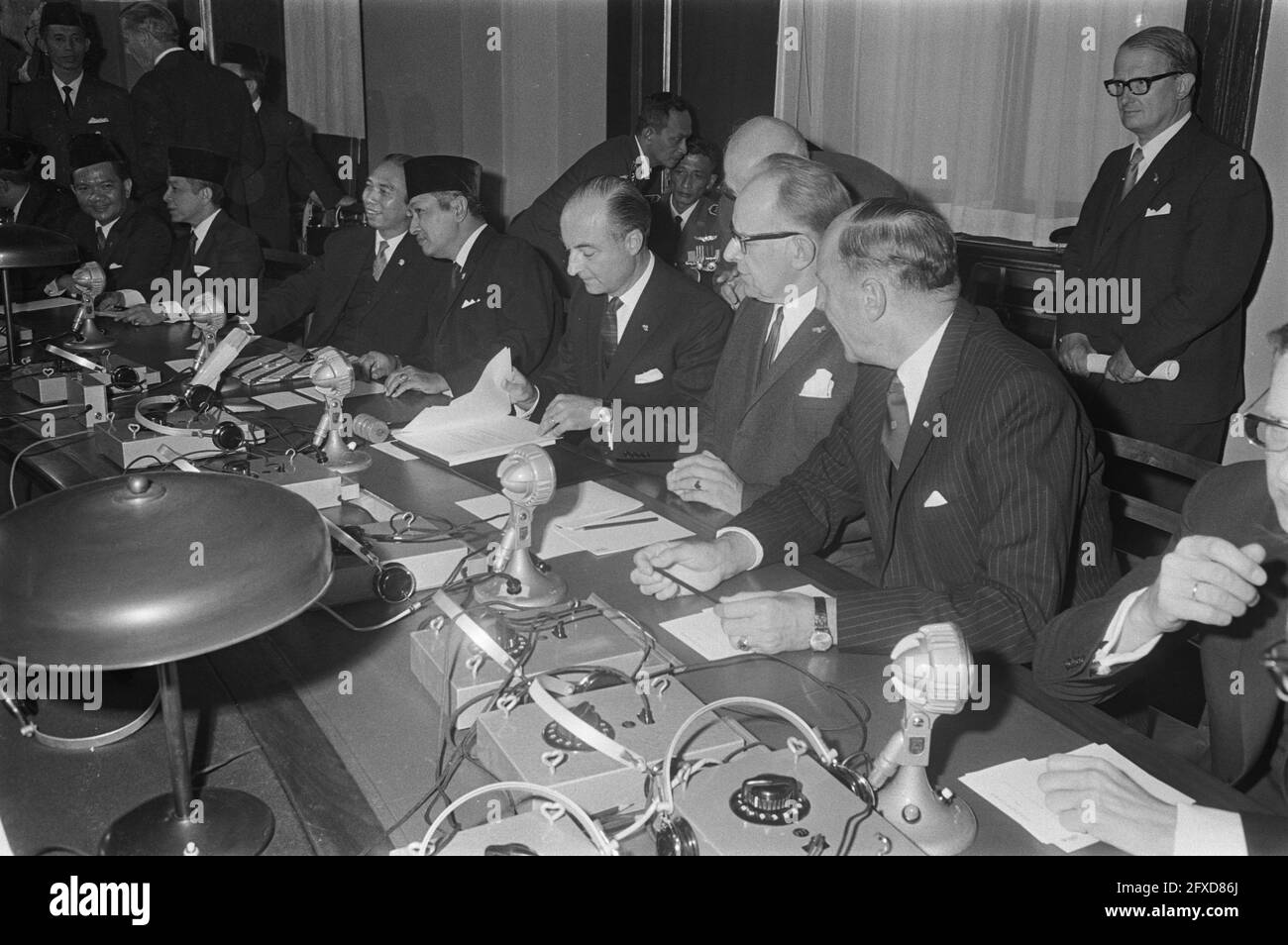 Präsident Suharto spricht mit Mitgliedern der Generalstaaten im Gebäude des Unterhauses, Den Haag, von links nach rechts Minister LUNs, Herr De niet, Drs. N. Schmelzer, Präsident Suharto, Minister Adam Malik, 3. September 1970, Gespräche, Parlamente, Präsidenten, Staatsbesuche, 20. Jahrhundert Presseagentur Foto, Nachrichten zu erinnern, Dokumentarfilm, historische Fotografie 1945-1990, visuelle Geschichten, Menschliche Geschichte des zwanzigsten Jahrhunderts, Momente in der Zeit festzuhalten Stockfoto